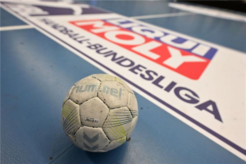 Hannover legt nach Niederlage in Berlin Einspruch ein Ein Handball liegt auf dem Boden.