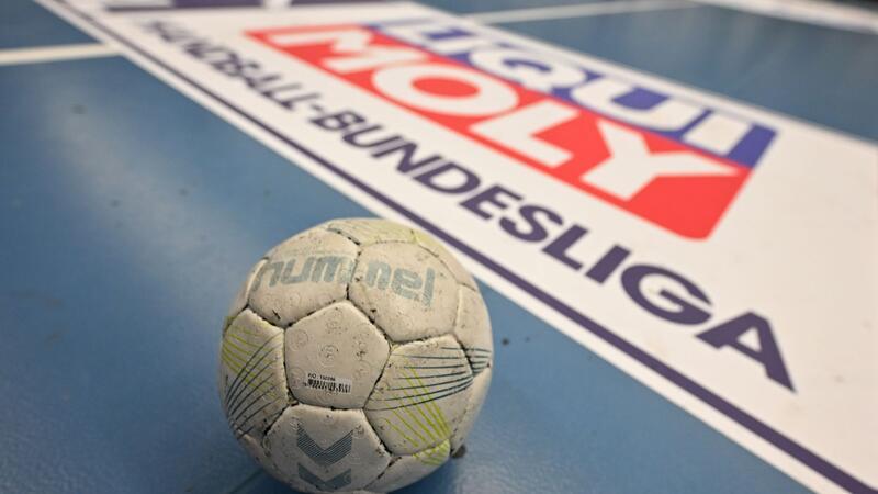 Ein Handball liegt auf dem Boden, dahinter ist das Logo der Handball-Bundesliga (HBL) zu sehen.