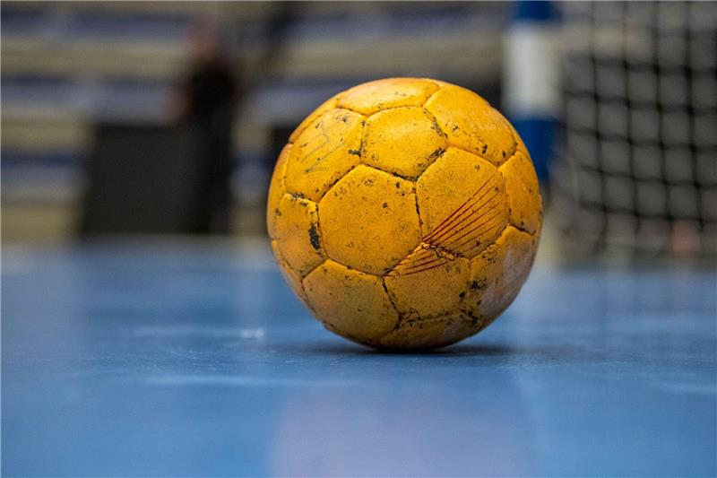 Ein Handball liegt auf dem Boden des Spielfeldes.