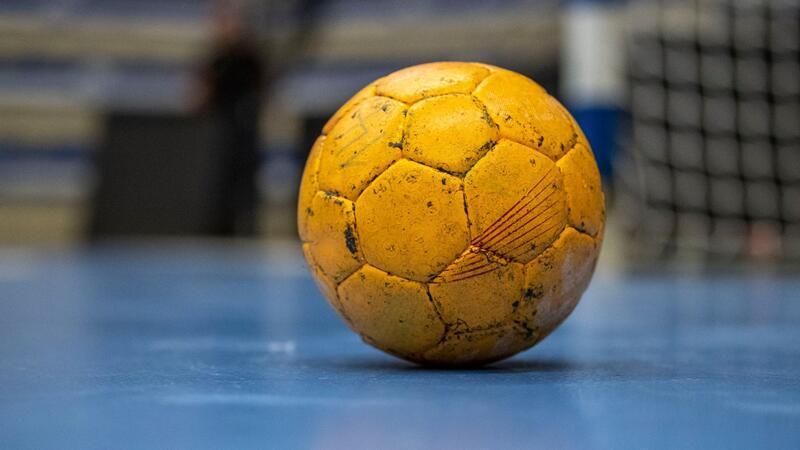 Ein Handball liegt auf dem Spielfeld.