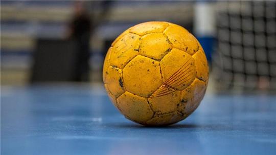 Ein Handball liegt auf dem Spielfeld.
