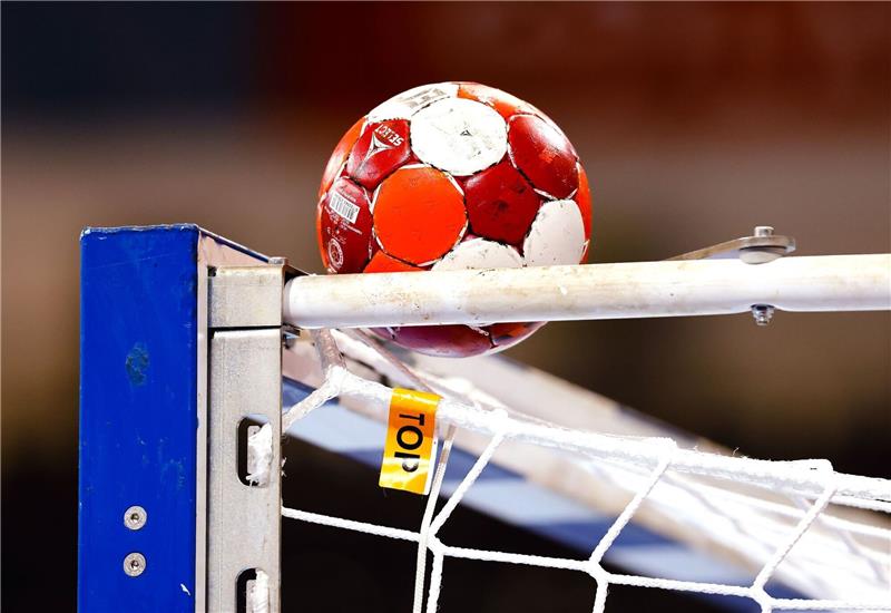 Ein Handball liegt auf einem Tor.