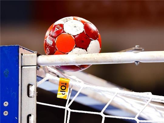 Ein Handball liegt auf einem Tor. Foto: Frank Molter/dpa/Symbolbild