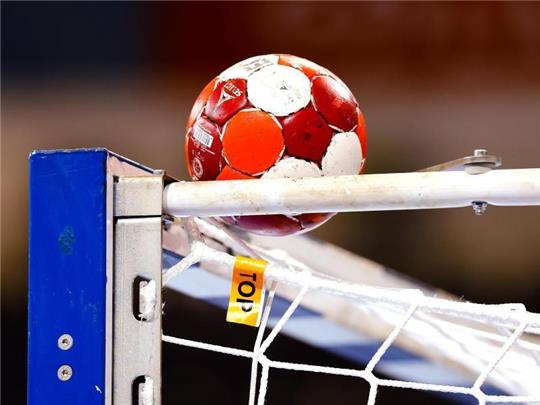 Ein Handball liegt auf einem Tor. Foto: Frank Molter/dpa/Symbolbild