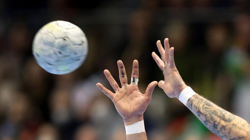 Ein Handball wird gefangen.