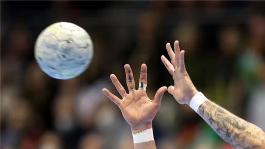 Ein Handball wird gefangen.