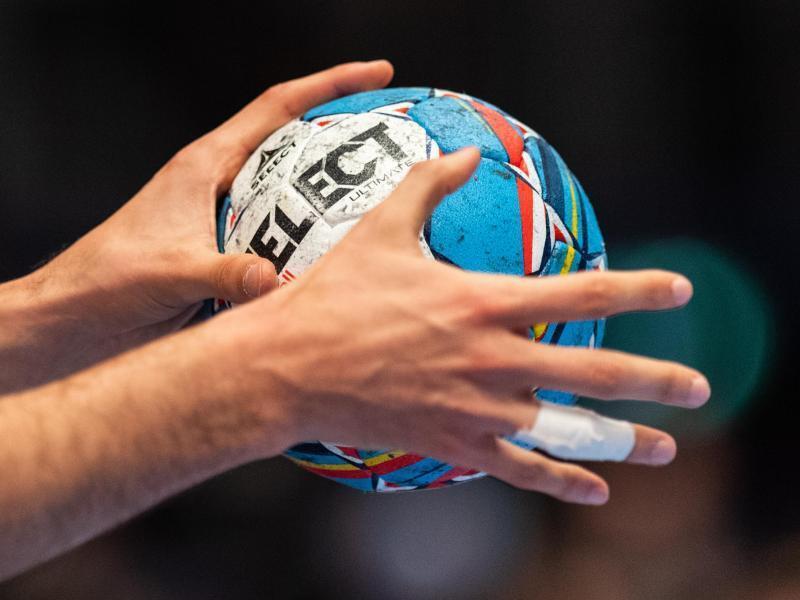 Ein Handballer hält den Spielball in den Händen. Foto: Robert Michael/dpa/Symbolbild