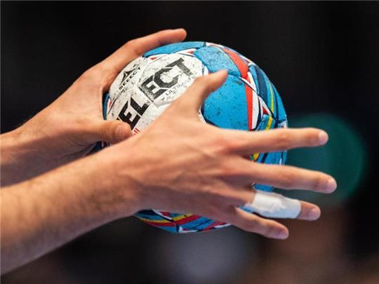 Ein Handballer hält den Spielball in den Händen. Foto: Robert Michael/dpa/Symbolbild