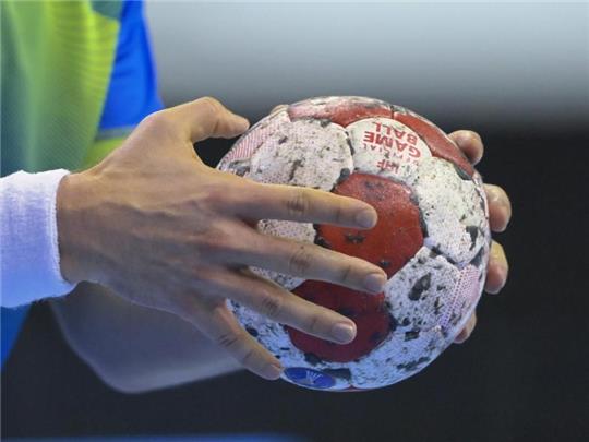 Ein Handballspieler hält den Spielball in den Händen. Foto: Soeren Stache/dpa-Zentralbild/dpa/Symbolbild