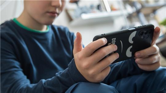 Ein Handyverbot kann bei Kindern zu einem abrupten Abfall des Dopamin- und Adrenalinspiegels führen.