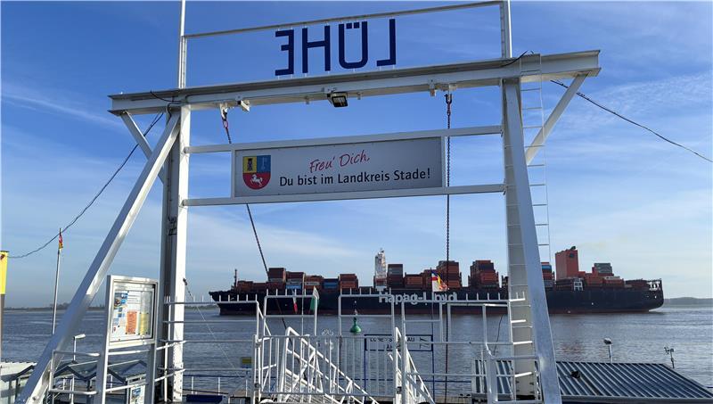 Ein Hapag-Lloyd-Containerfrachter passiert den Lühe-Anleger: Das Tor zum Alten Land öffnet sich am Montag wieder, die Lühe-Schulau-Fähre fährt wieder täglich zwischen Grünendeich und Wedel.