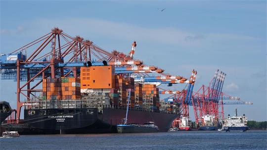 Ein Hapag-Lloyd-Schiff liegt am Eurogate-Containerterminal. (Archivbild)