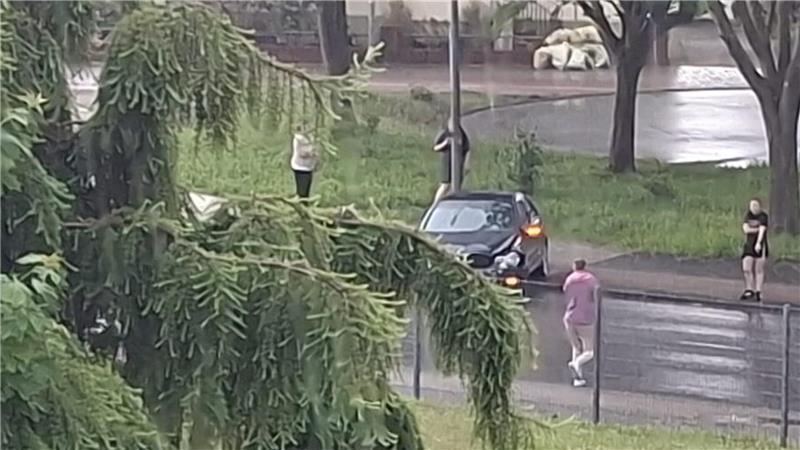Unwetter zieht über den Kreis Stade – Blitzeinschlag in Bremervörde Ein Harsefelder ist mit seinem Mercedes in Stade auf regennasser Fahrbahn ins Schlingern geraten und mit einem Opel kollidiert.