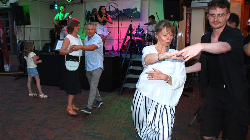Ein Hauch Karibik: Salsa-Tänzer auf dem Rathausplatz.
