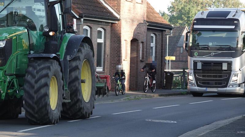 Ein Haupt-Gefahrenpunkt auf dem Schulweg an der L111 ist die nur 1,40 Meter breite Stelle auf dem Fuß- und Radweg.
