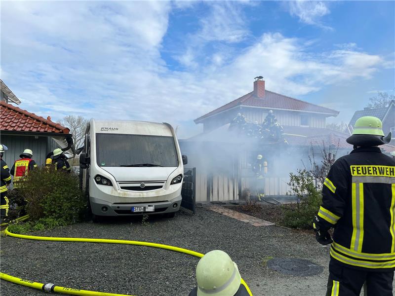 350.000 Euro Sachschaden: Haus, Schuppen und Wohnmobil brennen in Burweg Ein Haus, Schuppen und Wohnmobil brannten am Sonntag in Burweg. Foto: Polizei