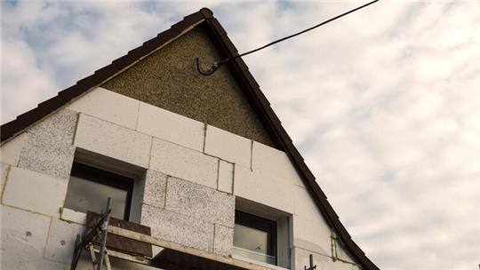 Ein Haus aus den 1930er-Jahren wird mit Styroporplatten auf der Außenwand gedämmt. Foto: Sebastian Gollnow/dpa