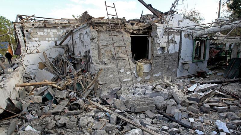 Bericht: Munition aus Nordkorea in Russland angekommen Ein Haus in Obuchiwka in der Zentralukraine wurde bei einem russischen Raketenangriff zerstört.