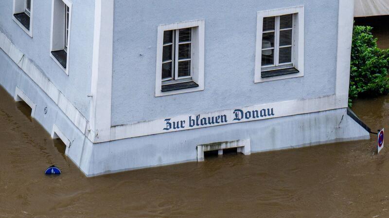 Ein Haus mit dem Schriftzug „Zur blauen Donau“ im Hochwasser der Donau.