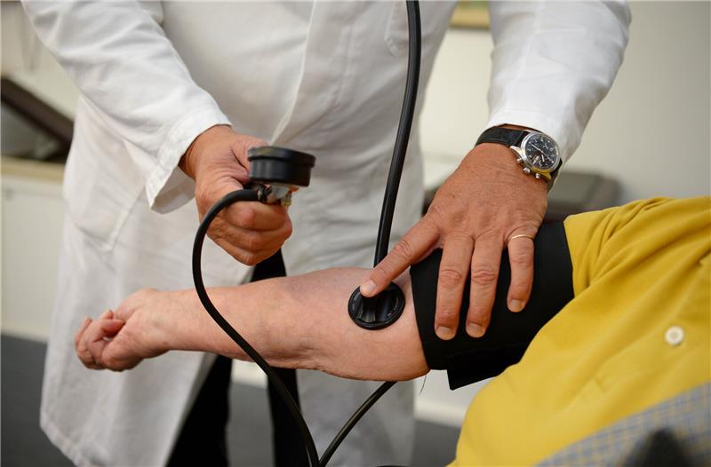 Ein Hausarzt misst in seiner Praxis einer Patientin den Blutdruck. Der Ärztemangel macht den Menschen in Apensen große Sorgen. Foto: picture alliance