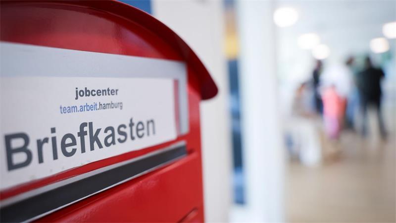 Ein Hausbriefkasten für Anträge hängt im Jobcenter Hamburg-Rahlstedt. (Foto-Produktion)