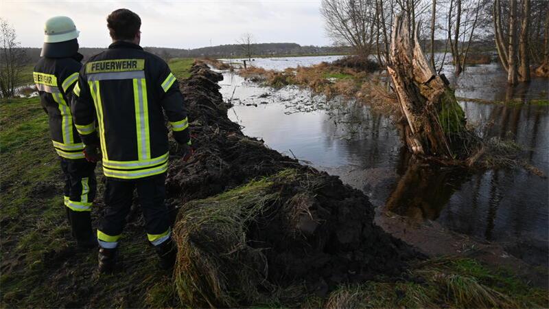 Noch keine Entwarnung nach Hochwasser-Alarm im Landkreis Stade Ein Heiligabend aufgeschütteter Notdeich schützt den Poggenpohl und Dammhausen.