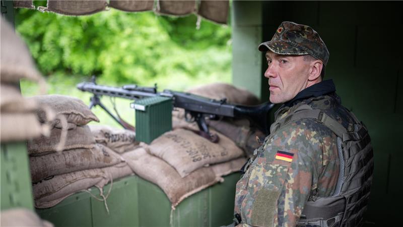Heimatschutz wird wichtiger - Reservisten bei Großübung Ein Heimatschützer sichert in Bergen (Niedersachen) während einer Übung die Bahnentladung von Kettenfahrzeugen der Panzergrenadierbrigade 37.