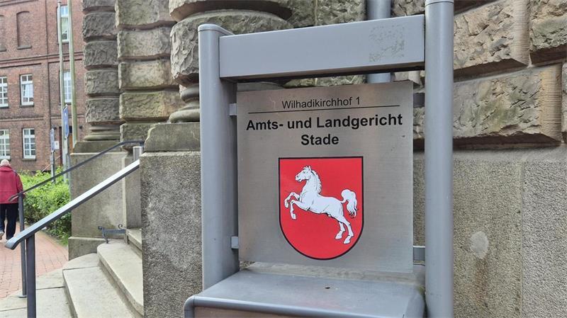 Ein Heimbewohner soll die Tür eines 69-Jährigen mit Benzin übergossen und angezündet haben.