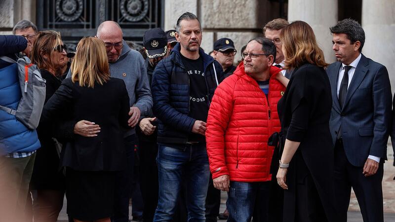 Ein Held mit roter Winterjacke: Hausmeister Julián bemerkte das Feuer in einem Wohnhaus in Valencia frühzeitig und warnte die Bewohner und Bewohnerinnen.