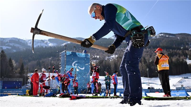 Ein Helfer präpariert die Strecke in Tesero. 