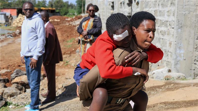 Feuer in Mädcheninternat in Kenia – Tote und Verletzte Ein Helfer trägt eine verletzte Schülerin.