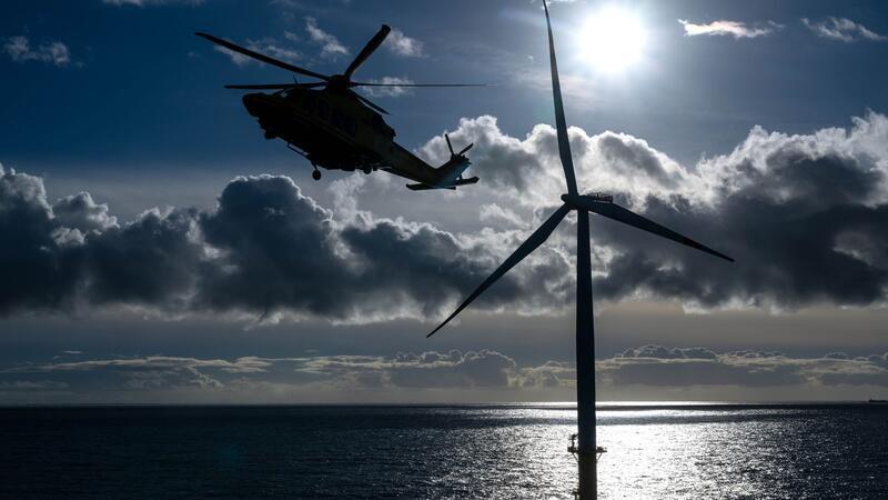 Ørsted beginnt Bau von Offshore-Windpark vor Borkum Ein Helikopter fliegt über einen Offshore-Windpark.
