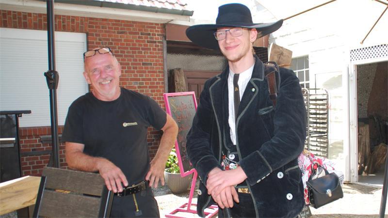 Ein Herz für Handwerker: Chef Volker Helms (links) mit Gavin Schmidt aus Lörrach, der seit fast drei Jahren auf der Walz ist.