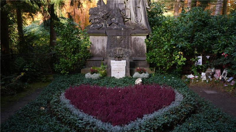 Ein Herz für Jan Fedder. Noch immer besuchen jeden Tag viele Menschen sein Grab. (Archivbild)