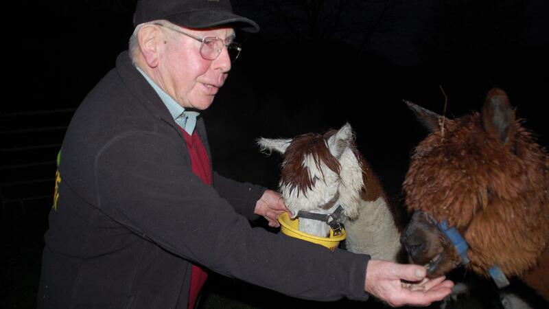 Ein Herz für Tiere: Günter Poppe mit seinen beiden Alpakas Moses und Aron.