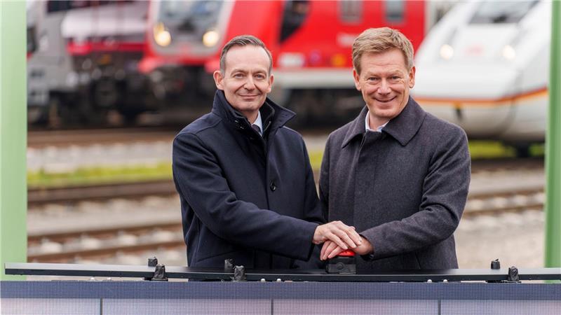 Marodes Schienennetz: Sanierungen könnten länger dauern Ein Herz und eine Seele: Bahnchef Lutz und der frühere Verkehrsminister Volker Wissing feiern die Eröffnung der Riedbahn nach fast halbjähriger Komplettsperrung. (Archivbild)