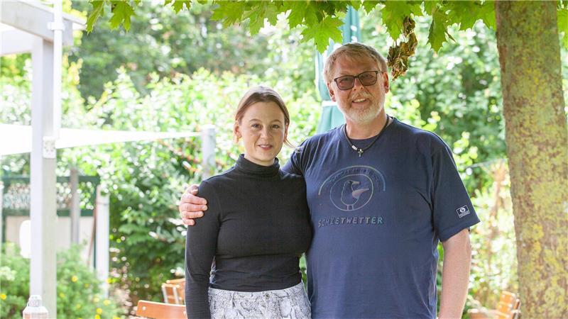 Ein Herz und eine Seele: „Koffiestuv“-Besitzer Detlef Grastorff mit seiner Tochter und Unternehmensnachfolgerin Merle Grastorff im Garten ihres Café-Restaurants in Dorum-Neufeld.