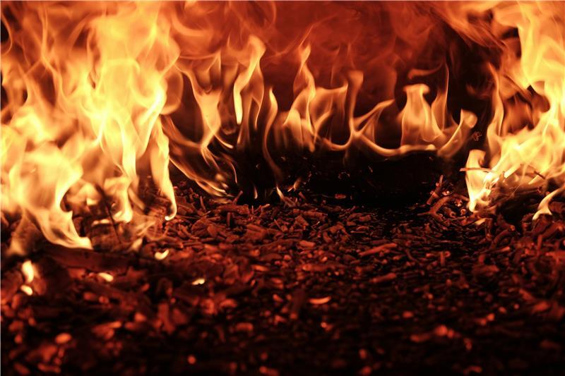 Feuer in Hamelwörden – Anwohner verhindern Schlimmeres Ein Heuhaufen brannte am Samstagabend in Hamelwörden (Symbolbild).