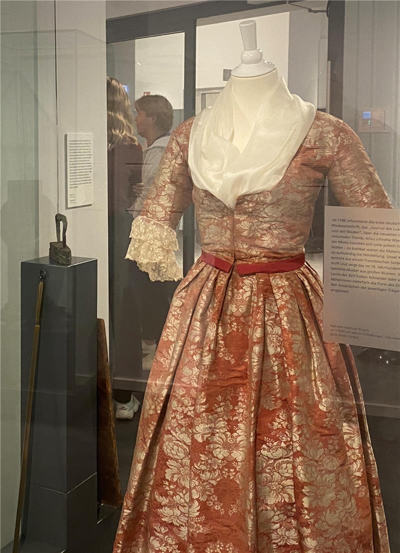 Ein Highlight der Sonderausstellung: Das aus einer Buxtehuder Familie stammende Kleid liegt sonst wohlverpackt im Depot.