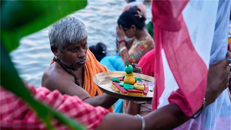 Ein Hindu-Priester führt am ersten Tag des Durga-Puja-Festes am Ufer des Hooghly-Flusses in Kolkata ein Rituale durch.