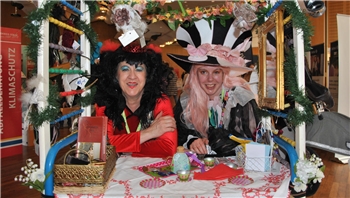 Ein Hingucker: Angela Gottschalk und ihre Tochter Linda vom Kostümwerk Stade.