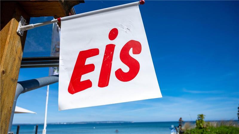 „Wir üben Sommer“ – So voll ist es an Nord- und Ostsee Ein Hinweis auf Eisverkauf hängt auf der Insel Rügen. (Archivbild)