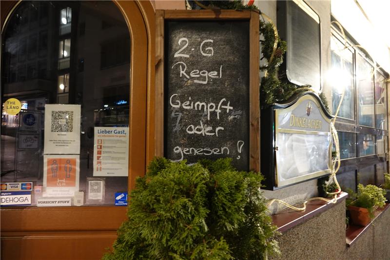 Ein Hinweisschild an einem Restaurant weist auf die 2G-Regel hin. Foto: Vanessa Reiber/dpa