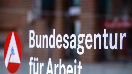 Ein Hinweisschild für die Bundesagentur für Arbeit: Es fehlen Arbeitskräfte an allen Ecken und Enden.