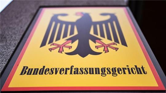 Ein Hinweisschild mit Bundesadler und dem Schriftzug Bundesverfassungsgericht.