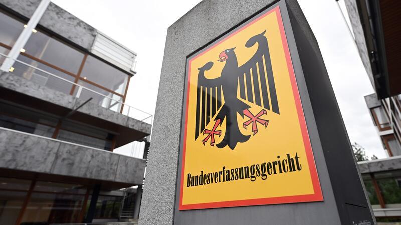 Ein Hinweisschild mit Bundesadler und dem Schriftzug Bundesverfassungsgericht, aufgenommen vor dem Gericht.