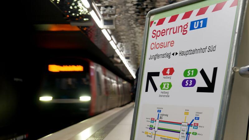 U1 fährt wieder zwischen Jungfernstieg und Hauptbahnhof Süd Ein Hinweisschild steht am Bahnsteig der U-Bahnlinie U1 am Jungfernstieg.