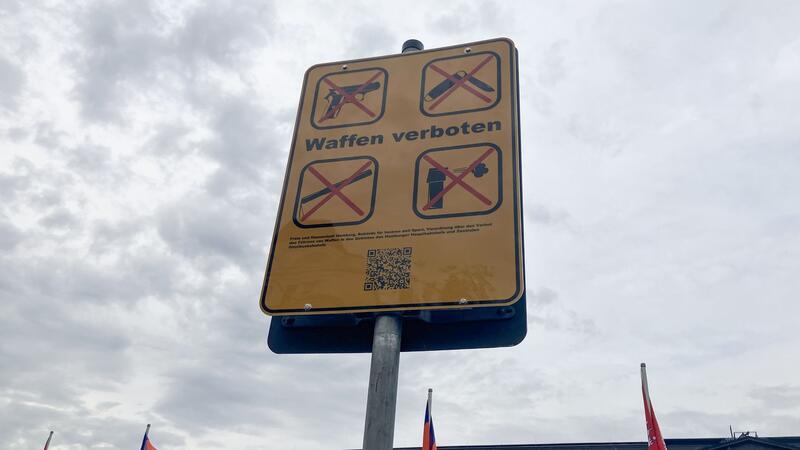 Ein Hinweisschild zum Waffenverbot steht am Hamburger Hauptbahnhof.