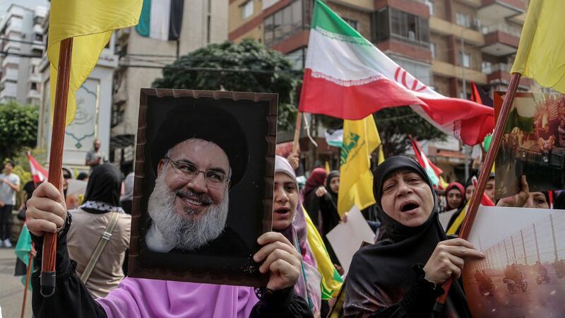 Ein Hisbollah-Anhänger hält ein Porträt von Hassan Nasrallah hoch: Der Hisbollah-Chef will sich zum ersten Mal seit Ausbruch des Gaza-Kriegs öffentlich äußern.