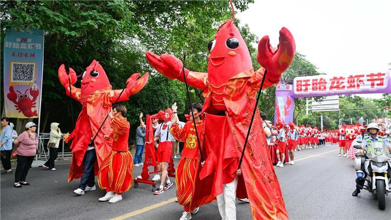Ein Hoch auf den Flusskrebs. In der chinesischen Stadt Xuyi, wo die Tiere millionenfach gezüchtet werden, wird das Krustentier gefeiert. 